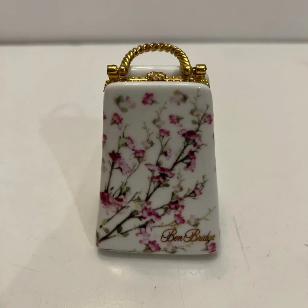 Beautiful Porcelain Ben Bridge Ribbons Flower Trinkets Purse Box